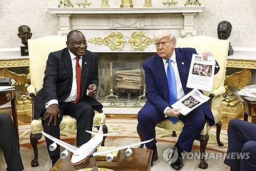 정상회담에서 남아공 '백인탄압' 의혹 지적하는 트럼프 대통령과 이를 보고 있는 시릴 라마포사 남아공 대통령. EPA 연합뉴스.